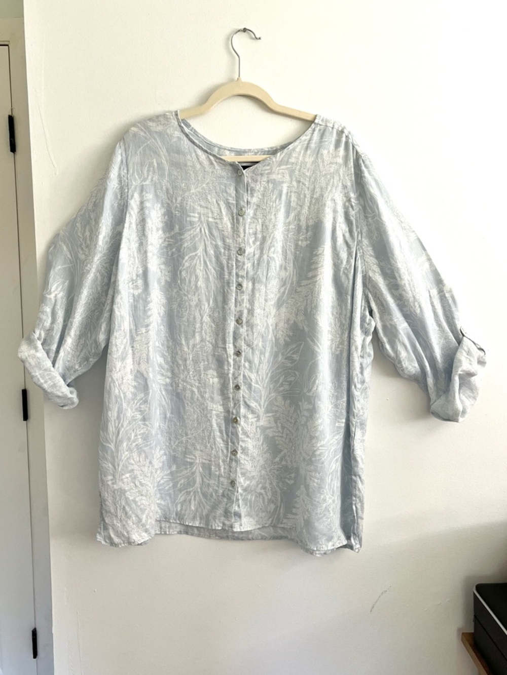 Tahari 2X Linen Pale Blue Floral Print Button-Down Roll-Tab Sleeve Tunic Top - Picture 2 of 7